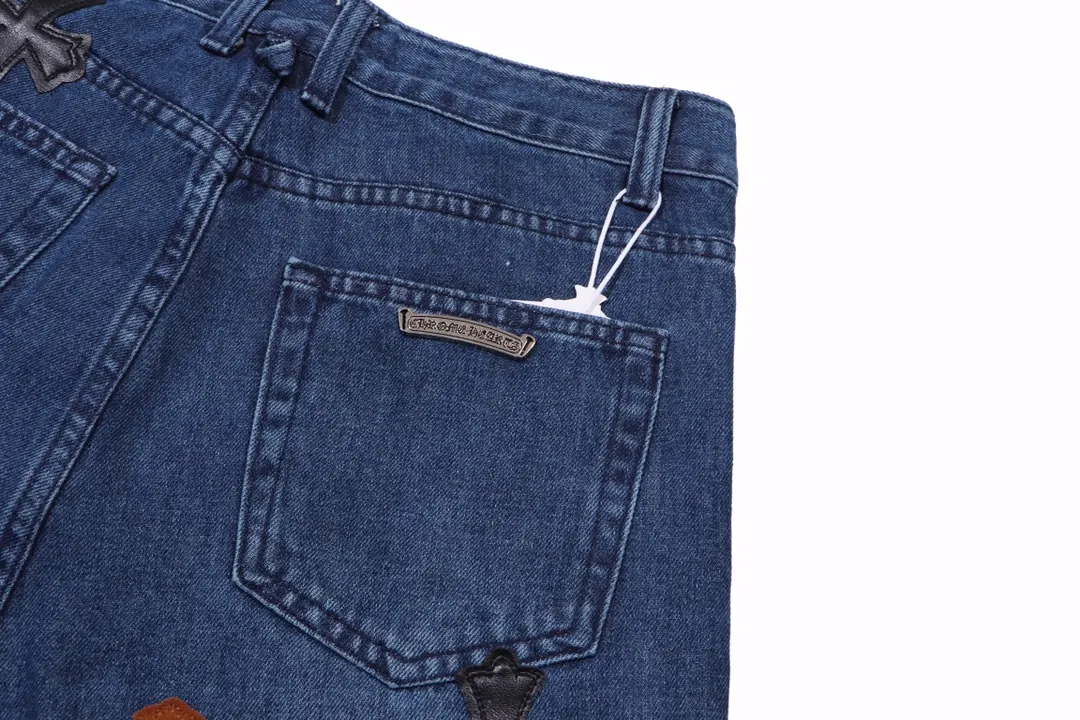 P250 Style No.: H431 Chrome Hearts CH Chrome Hearts Heavy Industry Damaged High Street Jeans exude uninhibited personality and unique charm. Every wear and tear is carefully designed to present a unique artistic feel. Made of imported denim fabric, which has undergone heavy industrial washing and destruction treatment, the trousers show a super cool effect on the upper body, allowing you to dominate the fashion stage.  This is more than just a pair of jeans, it is an expression of attitude. With its unique design concept and ultimate pursuit of details, Croxin breaks traditional boundaries and defines the jeans trend in the new era. The trousers are made of double-layer woven fabric and matched with customized hardware, showing an incomparably beautiful and unique style, making every wearer the focus of fashion. Imported denim fabric, super heavy-duty washed and damaged, the upper body is super cool! Customized hardware, incomparably good-looking model. The production process is difficult. It has a high-street feel. Color: blue Size: S M L XL XXL